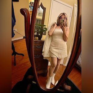 VOGE Boutique gold/cream colored tweed skort💛. Sz small w stretch will fit Md